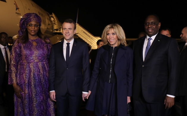 Le président français Emmanuel Macron (C-G) et son épouse, Brigitte Macron (C-D) sont accueillis à Dakar le 2 février 2018 par le président sénégalais Macky Sall (D) et son épouse Marieme Faye Sall (G)