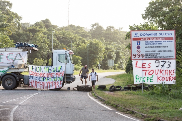 Les grévistes bloquent la route menant au centre spatial guyanais à Kourou le 3 avril 2017