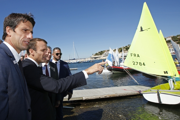 Tony Estanguet, président du Comité d'organisation des JO-2024 (g) auprès du président Emmanuel Macron, le 21 septembre 2017 à Marseille