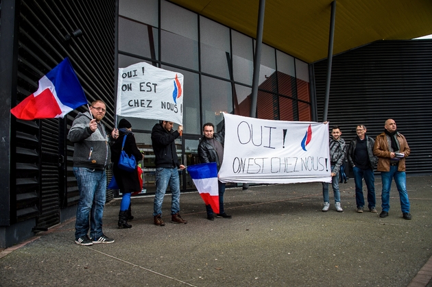 Des partisans du FN manifestent devant un cinéma à Hénin-Beaumont où est projeté le film 