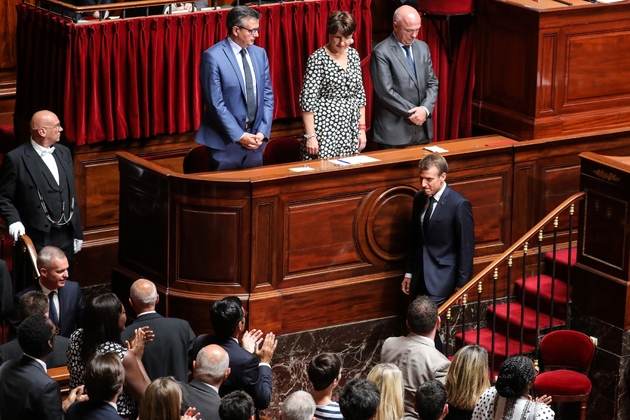 Le président Emmanuel Macron quitte la salle sous les applaudissements après son intervention devant le Congrès, le 9 juillet 2018 au château de Versailles