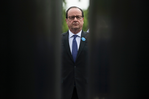 Le président François Hollande, lors de la cérémonie de commémoration du 8 mai 1945, sur les Champs-Elysées à Paris, le 8 mai 2017 