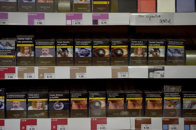 Des paquets de cigarettes en vente chez un buraliste le 27 décembre 2016 à Vertou