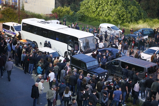 Des supporters et des policiers entourent le car des joueurs du Havre qui arrivent au stade d'Ajaccio, le 18 mai 2018