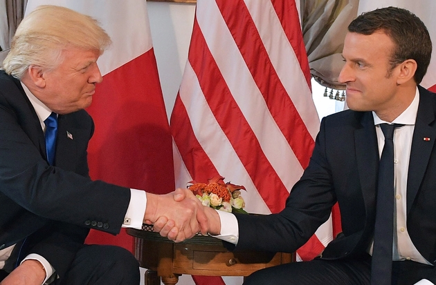 Le président américain Donald Trump (G) et le Président français  Emmanuel Macron à Bruxelles le 25 mai 2017