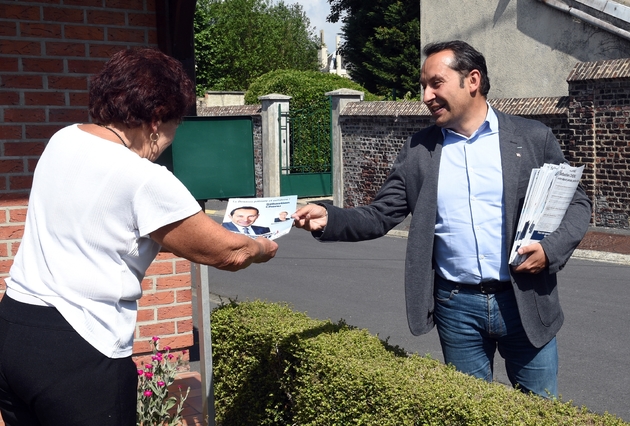 Sébastien Chenu candidat FN aux législatives dans la 19e circonscription du Nord, lors d'un déplacement de campagne à Trith-Saint-Léger, le 31 mai 2017