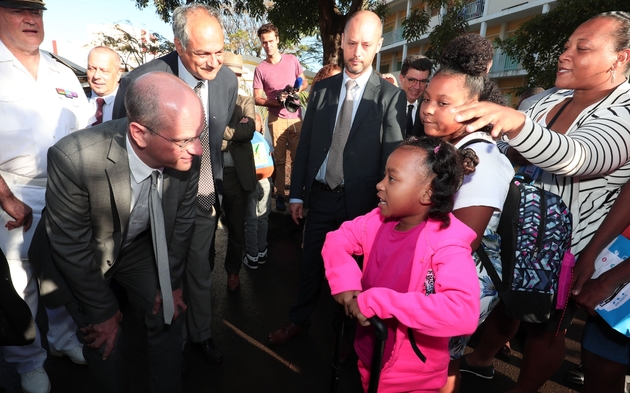 Le ministre de l'Education nationale Jean-Michel Blanquer rencontre des élèves et des pare,nts lors de la visite d'une école à Saint-Denis de la Réunion, le 18 août 2017