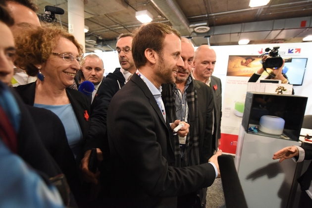 Emmanuel Macron, alors ministre de l'Economie, et  Muriel Pénicaud, alors présidente de Business France, rencontrent des start-ups au CES 2016 à Las Vegas, le 7 janvier 2016