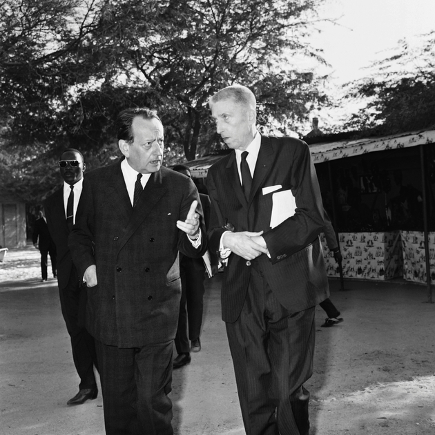 André Malraux (g), alors ministre de la Culture à Dakar, le 1er avril 1966 