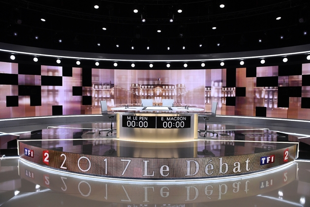 Le plateau sur lequel s'affronteront les deux candidats à la présidentielle lors du débat d'entre-deux tours à La Plaine-Saint-Denis, près de Paris, le 2 mai 2017