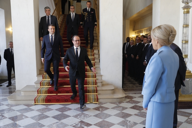 Emmanuel Macron (g), Francois Hollande (c) et Brigitte Macron (d) au cours de la cérémonie de passation de pouvoir à l'Elysée entre l'ancien et le nouveau président, le 14 mai 2017 à Paris