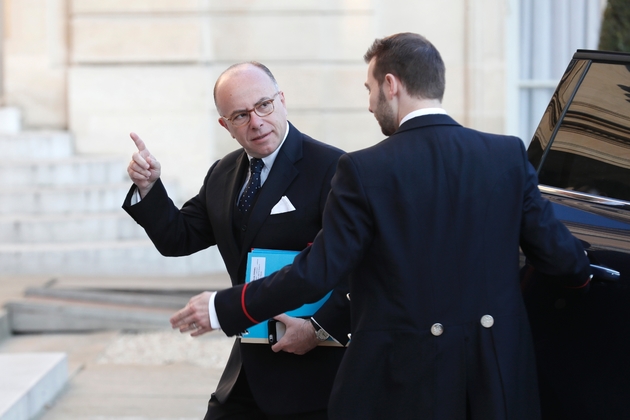 Le Premier ministre Bernard Cazeneuve arrive au conseil de défense à l'Elysée le 21 avril 2017