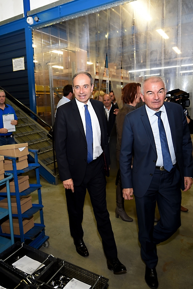 Le député LR Jean-François Copé (G) et le sénateur LR de Haute-Savoie Jean-Claude Carle le 14 octobre 2016 à Saint-Pierre-en-Faucigny (Haute Savoie)