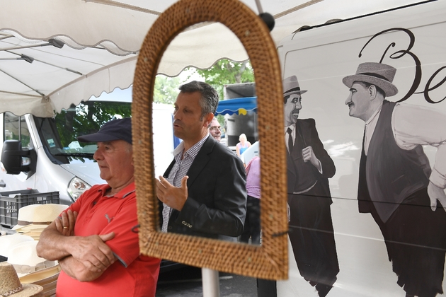 Hervé de Lepinau, candidat dans le Vaucluse, parle à un commerçant sur le marché de Carpentras le 2 juin 2017