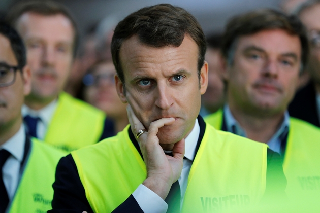 Le président Emmanuel Macron écoute des employés de l'usine Whirlpool d'Amiens pendant une visite du site le 3 octobre 2017