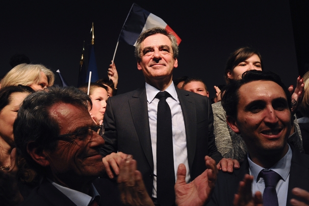 François Fillon (c), candidat de la droite à la présidentielle, le 15 mars 2017 à Pertuis dans le Vaucluse