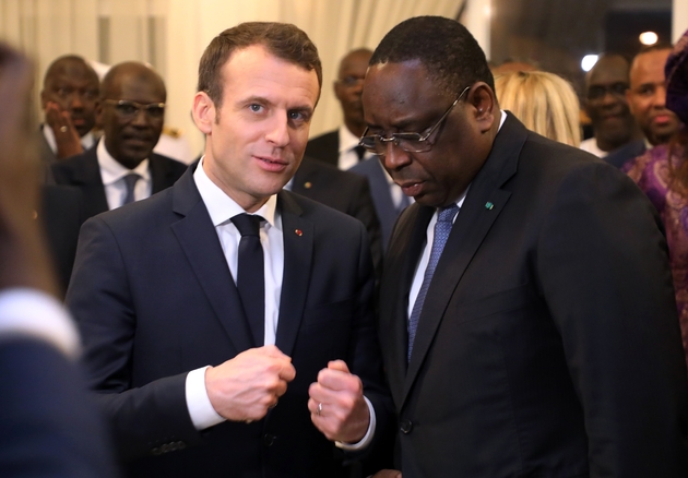 Le président français Emmanuel Macron (C-G) s'entretient avec son homologue sénégalais Macky Sall après son arrivée à Dakar le 2 février 2018