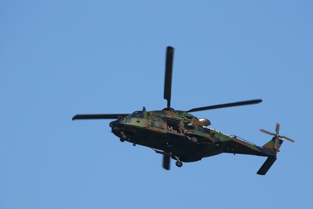 Un hélicoptère Caiman en vol au-dessus des derniers préparatifs du défilé militaire du 14 juillet 2018 à Paris 