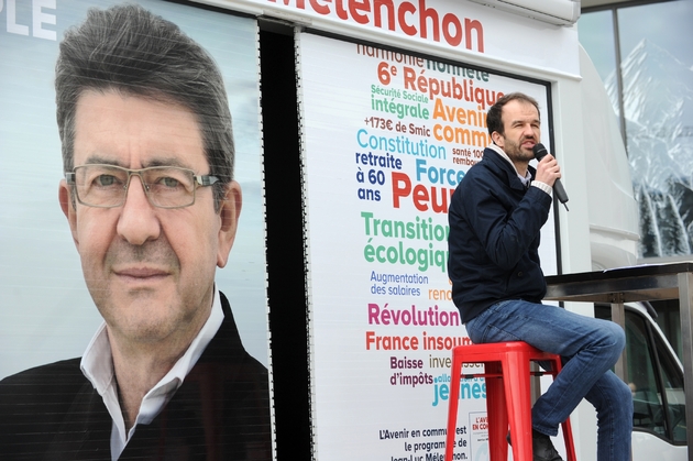 Le 26 mars 2017 à Rennes, Manuel Bompard, directeur de campagne de Jean-Luc Mélenchon est assis devant le camion de la France insoumise (LFI), qui parcourra la France pendant un mois, pour rallier les électeurs aux idées de Jean-Luc Mélenchon