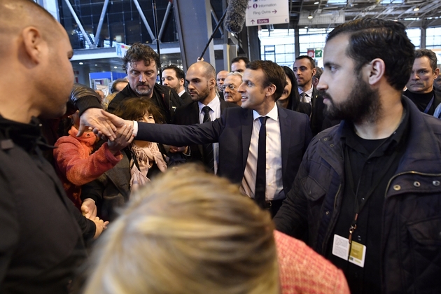 Alexandre Benalla (d) au côté d'Emmanuel Macron au Salon de l'agriculture à Paris, le 1er mars 2017