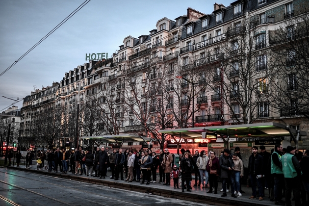 Queue pour le tramway le 19 décembre 2019 à Paris