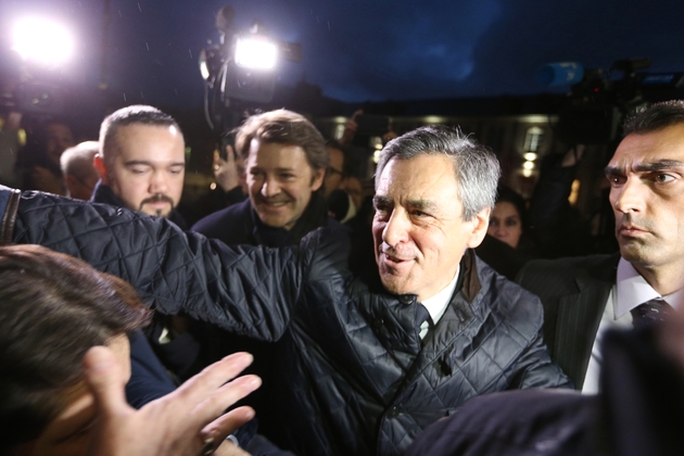 François Fillon serre la main de partisans,  accompagné de François Baroin à Troyes le 7 février 2017