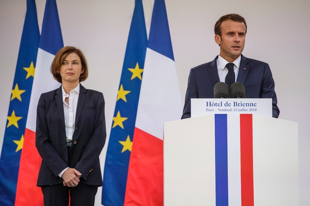 Le président français Emmanuel Macron, avec à ses côtés la ministre des Armées Florence Parly,  s'exprime après avoir promulgué la Loi de programmation militaire (LPM) 2019-2025, prévoyant une hausse des crédits de défense, le 13 juillet 2018 à Paris 