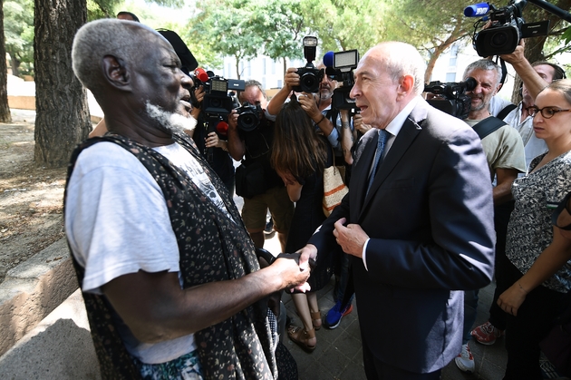 Le ministre d e l'Intérieur Gérard Collomb à la rencontre d'habitants de la cité de la Castellane, à Marseille le 5 juillet 2018