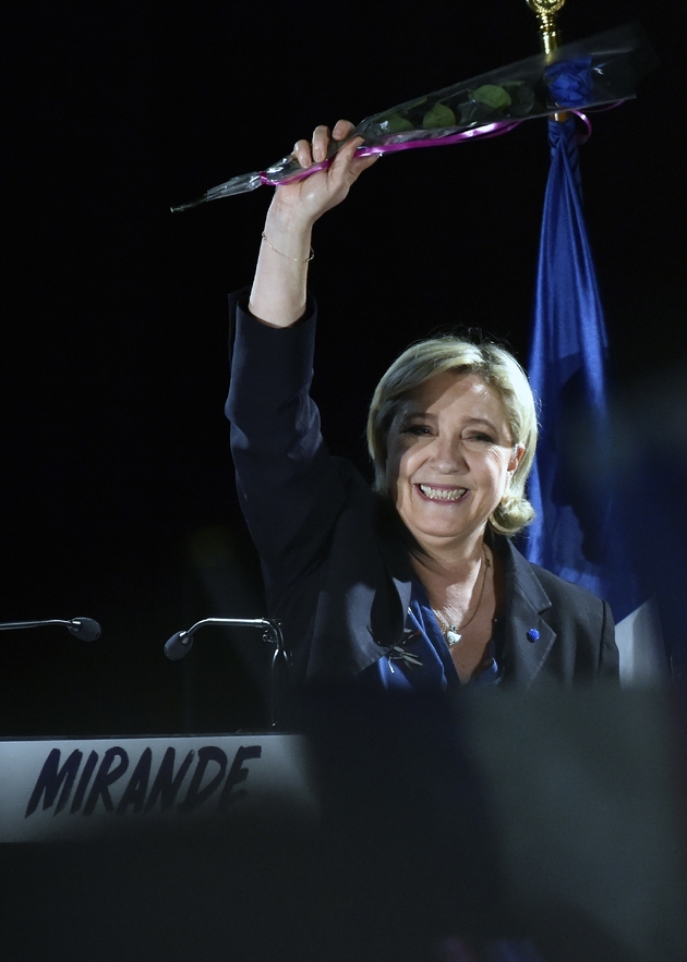 Marine Le Pen, candidate Front national à la présidentielle, tient un bouquet de fleurs lors de son meeting à Mirande (Gers) le 9 mars 2017