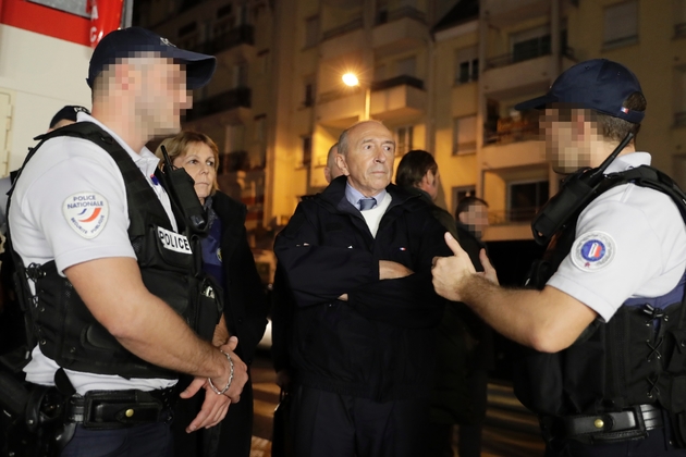 Le ministre de l'Intérieur Gérard Collomb rencontre des policiers lors d'un déplacement à Juvisy-sur-Orge, le 8 octobre 2017 dans l'Essonne