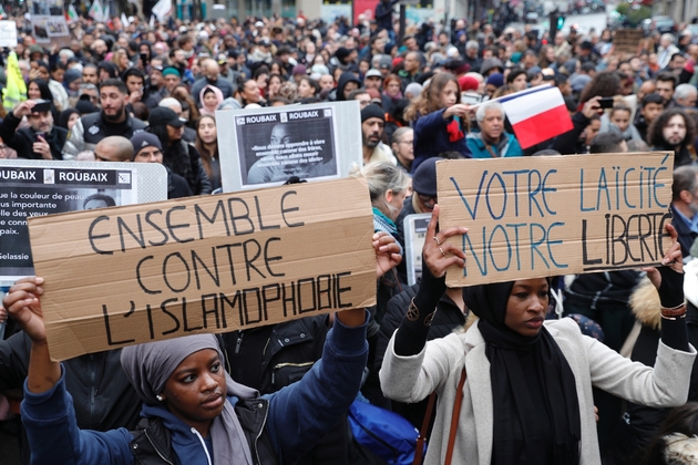 Plusieurs Milliers De Personnes à La Marche Controversée Contre L ...