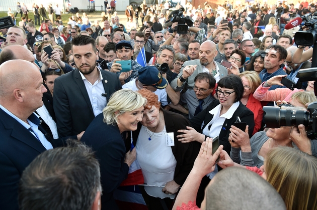Marine Le Pen pose avec une supportrice, lors d'un meeting de campagne à Pageas, près de Limoges, le 13 avril 2017