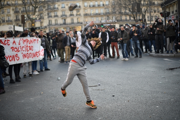 Un manifestant lors d'un rassemblement contre les violences policières et en soutien à Théo, le jeune homme noir victime d'un viol présumé lors de son interpellation, le 18 février 2017 à Paris 