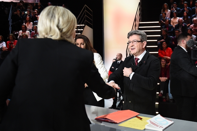 Poignée de mains entre Marine Le Pen et Jean-Luc Melenchon avant le débat TV sur TF1 le 20 mars 2017 à Aubervilliers 