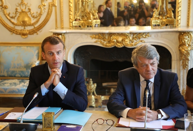 Le président français Emmanuel Macron et l'ancien ministre de l'Environnement Jean-Louis Borloo, chargé d'un rapport sur les quartiers, à l'Elysée le 22 mai 2018