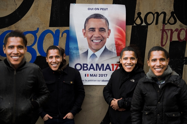 Les blagueurs anonymes devant le portrait d'Obama sur une affiche apposée urs anonymes le 27 février 2017 à Paris