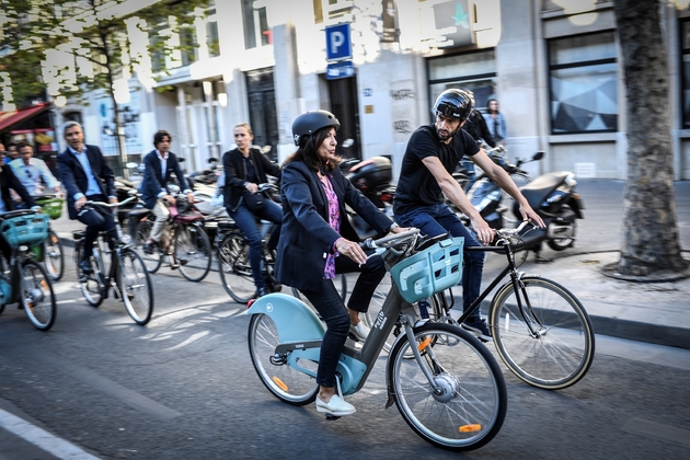 La maire de Paris Anne Hidalgo sur un Vélib le 4 septembre 2019 en compagnie du président du comité d'organisation des JO de 2024, Tony Estanguet