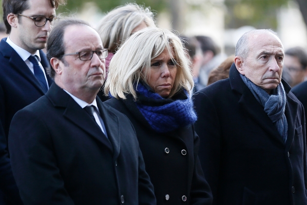 L'ex-président François Hollande aux côtés de Brigitte Macron et du ministre de l'Intérieur Gérard Collomb, lors d'une cérémonie d'hommage aux victimes des attentats du 13 novembre 2015 devant Le Bataclan à Paris, le 13 novembre 2017