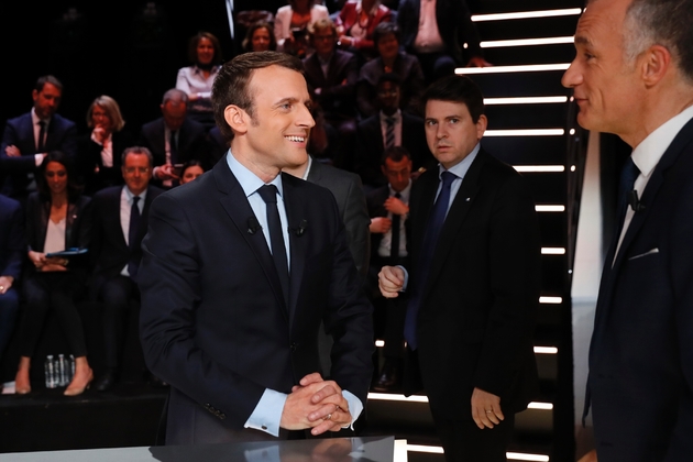 Emmanuel Macron s'entretient avec le journaliste Gilles Bouleau;avant de prendre part au débat, le 20 mars 2017 à Aubervilliers