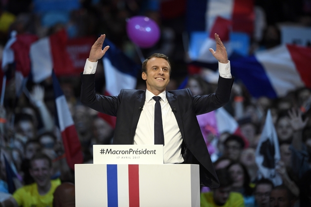 Le candidat du mouvement En Marche! à la présidentielle, lors d'un meeting de campagne le 17 avril 2017 à Paris 