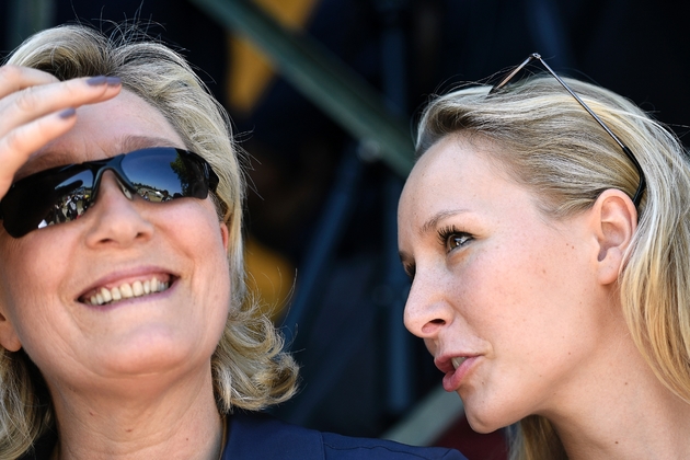 Marine Le Pen et sa nièce Marion Maréchal-Le Pen, députée FN, le 9 juillet 2016 lors d'une réunion politique au Pontet