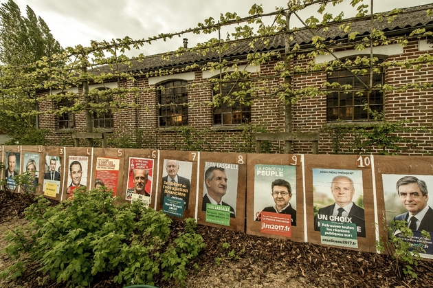 Des affiches électorales le 21 avril 2017 au Ryveld à Steenvoorde (nord)