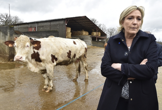 La présidente du FN Marine Le Pen lors de la visite d'une ferme à Cambes (sud-ouiest), le 4 mars 2017 