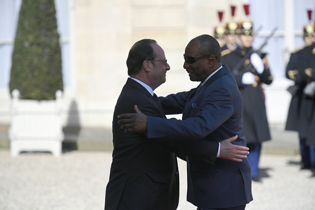 François Hollande (g) accueillant le président Guinéen Alpha Condé, à l'Elysée à Paris, le 11 avril 2017