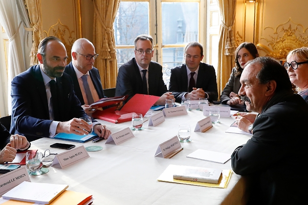 Le Premier ministre Edouard Philippe (g) et le responsable de la CGT Philippe Martinez (R) lors d'une rencontre à Matignon le 18 décembre 2019