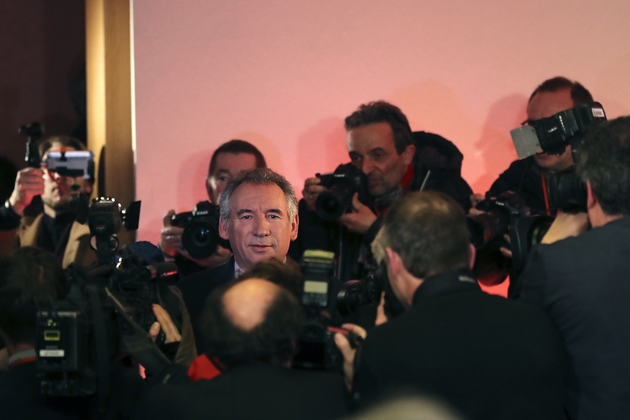 Le centriste François Bayrou au milieu des photographes, le 22 février 2017 à Paris