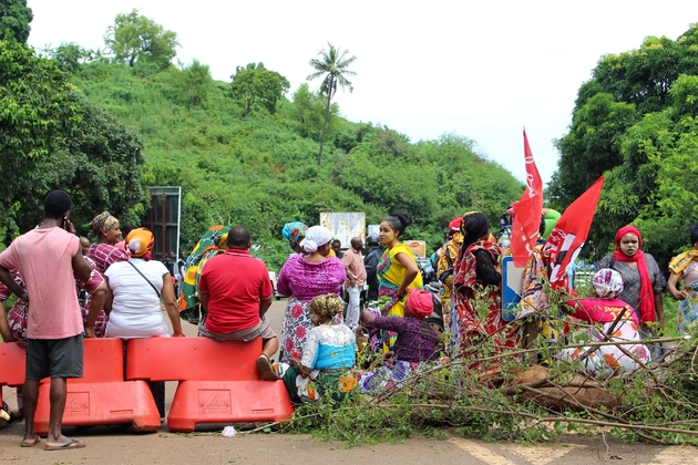 Des manifestants protestant contre l'insécurité sur un barrage érigé près de Koungou à Mayotte, le 9 mars 2018 