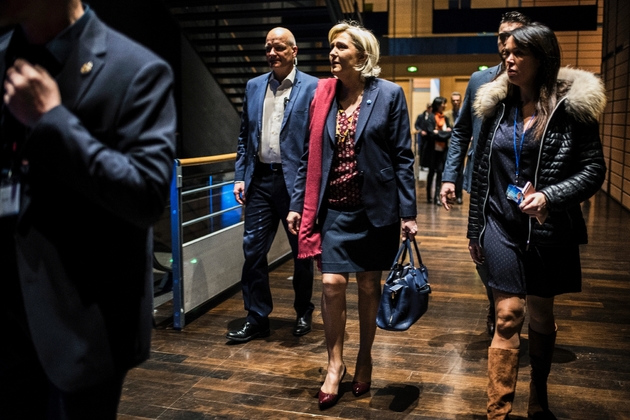 Marine Le Pen entre son garde du corps Thierry Legier et sa collaboratrice  Catherine Griset le 4 février 2017 à Lyon
