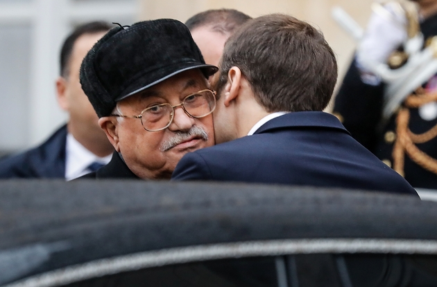 Emmanuel Macron embrasse le président palestinien Mahmoud Abbas à l'Elysée, le 22 décembre 2017
