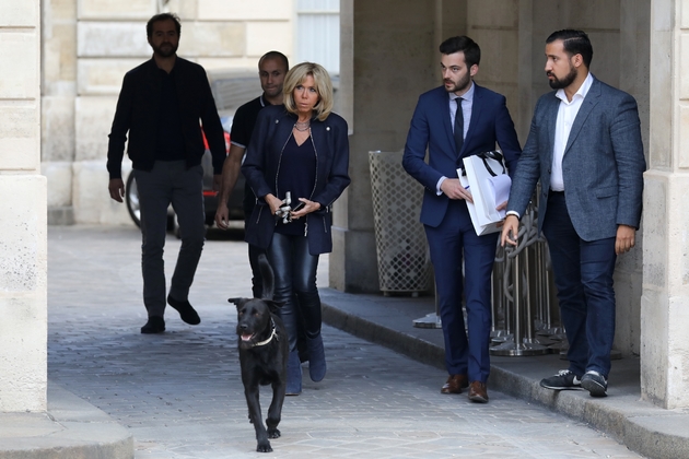 Brigitte Macron avec le chien Nemo et à droite Alexandre Benalla, le 12 octobre 2017 